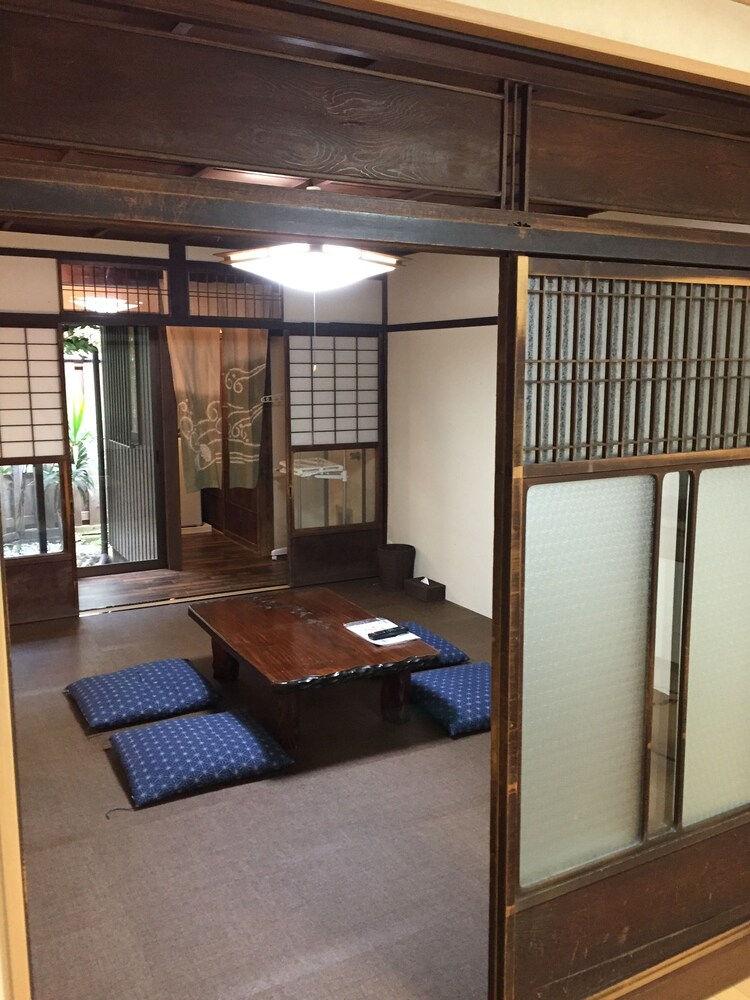 室内のダイニング (一棟貸し)
