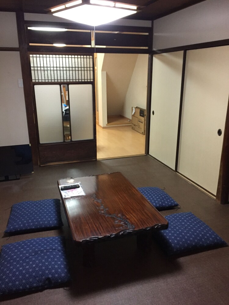 室内のダイニング (一棟貸し)