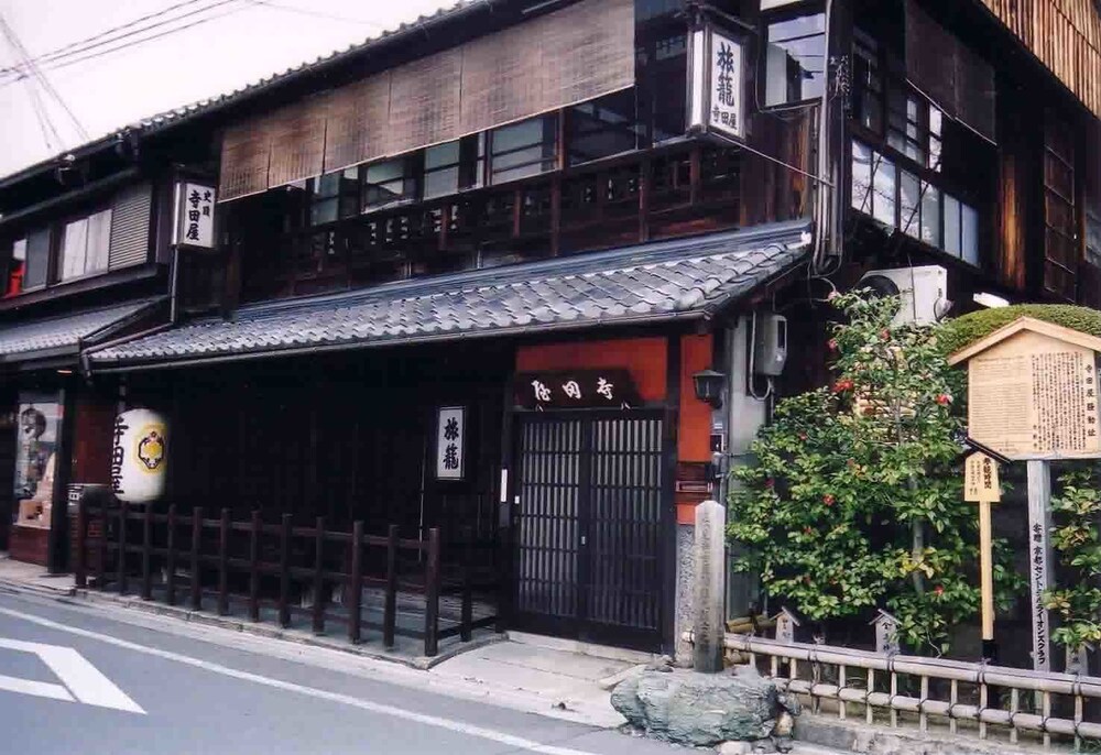 ホテルの外観 (正面)