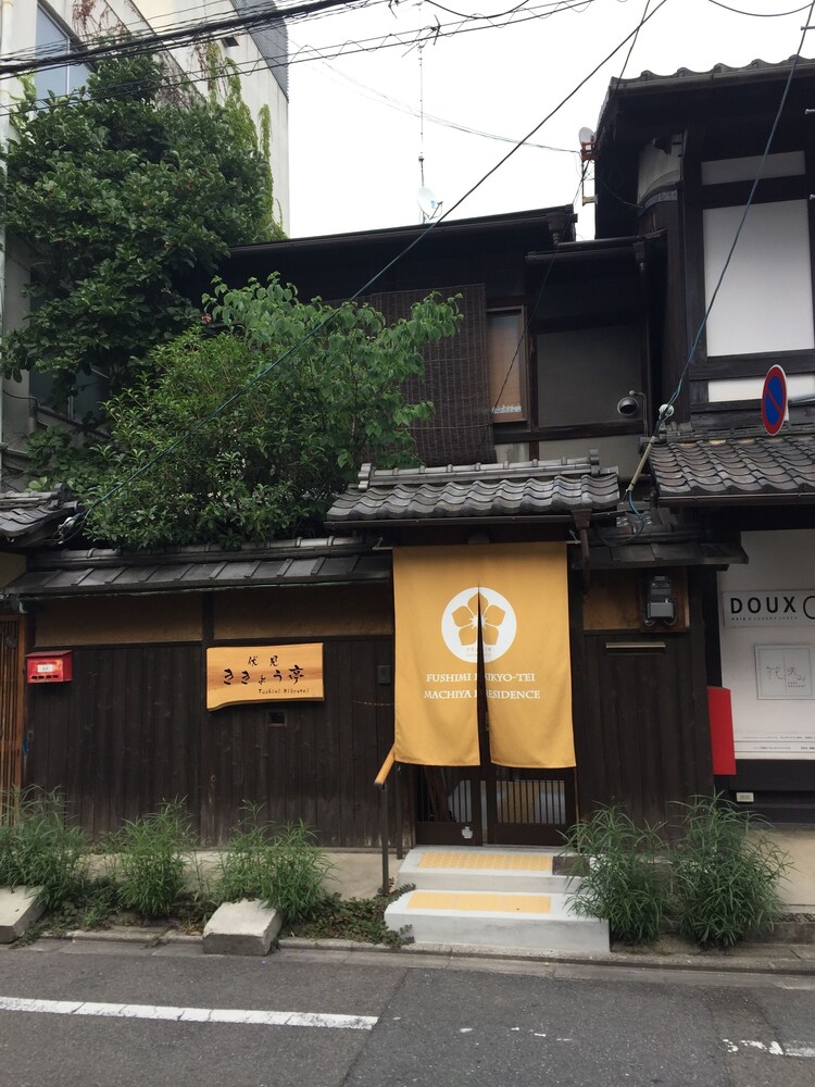 ホテルの外観 (正面)