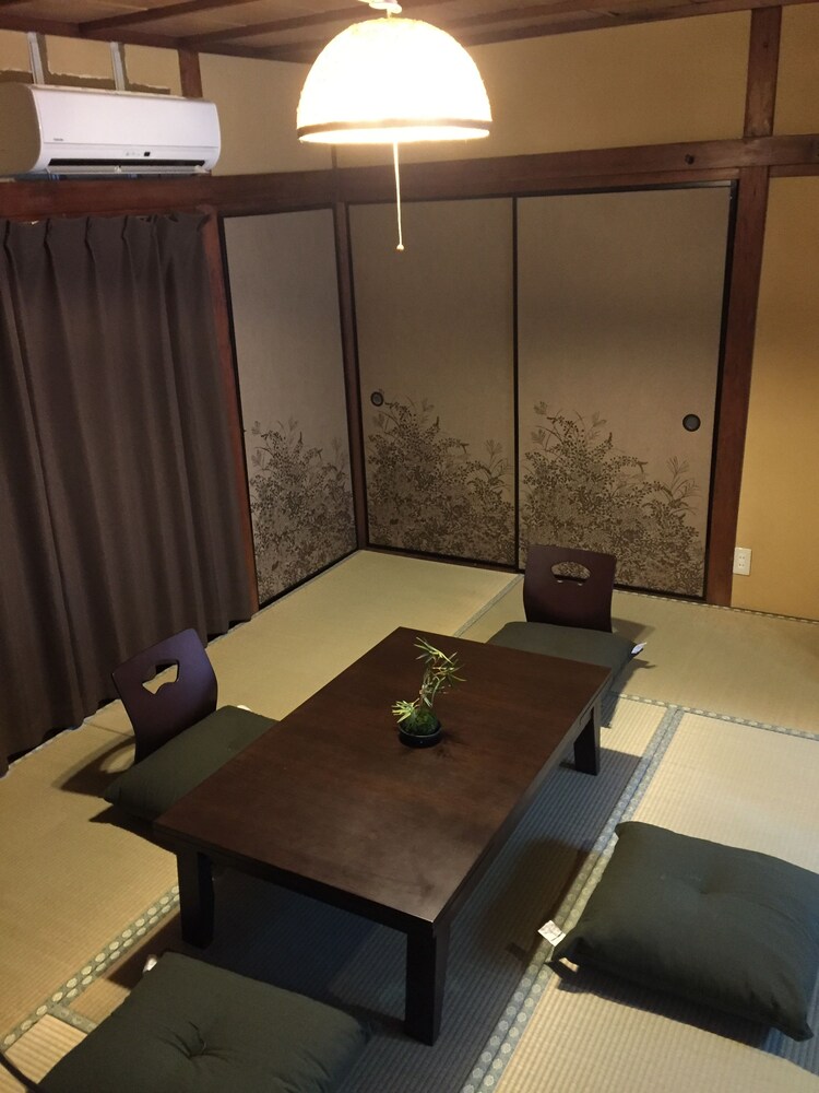 室内のダイニング (一棟貸し)