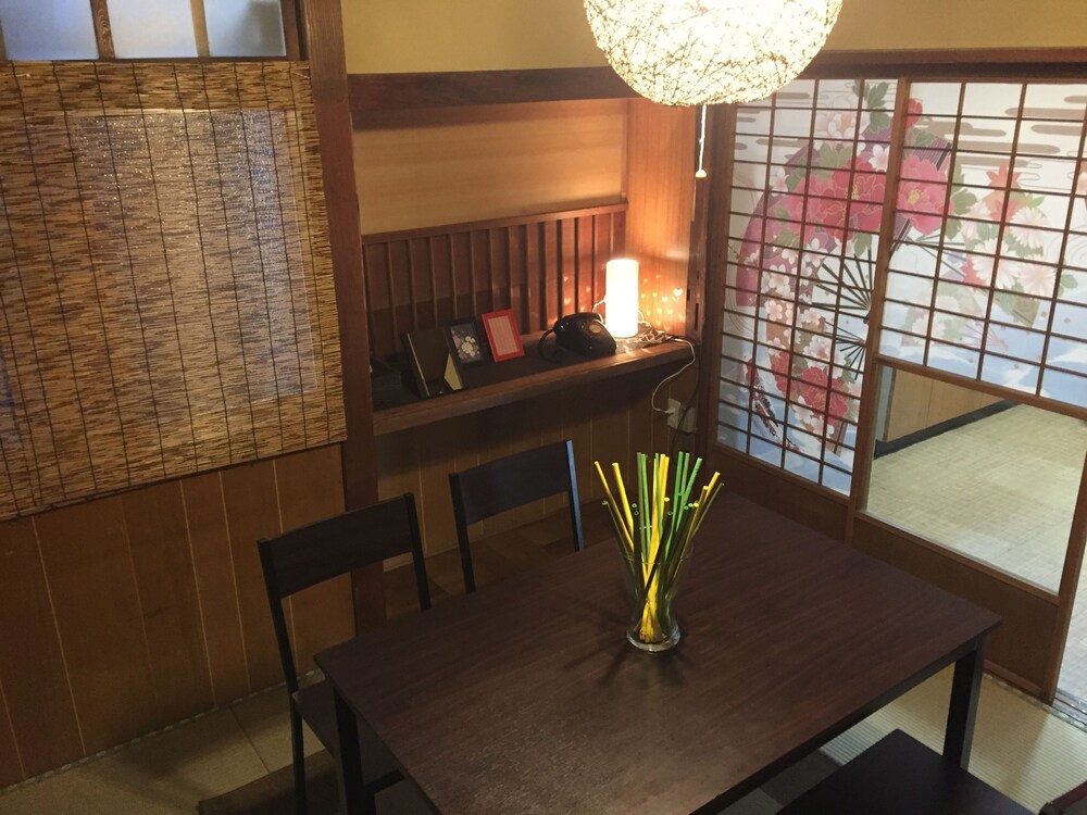 室内のダイニング (一棟貸し)