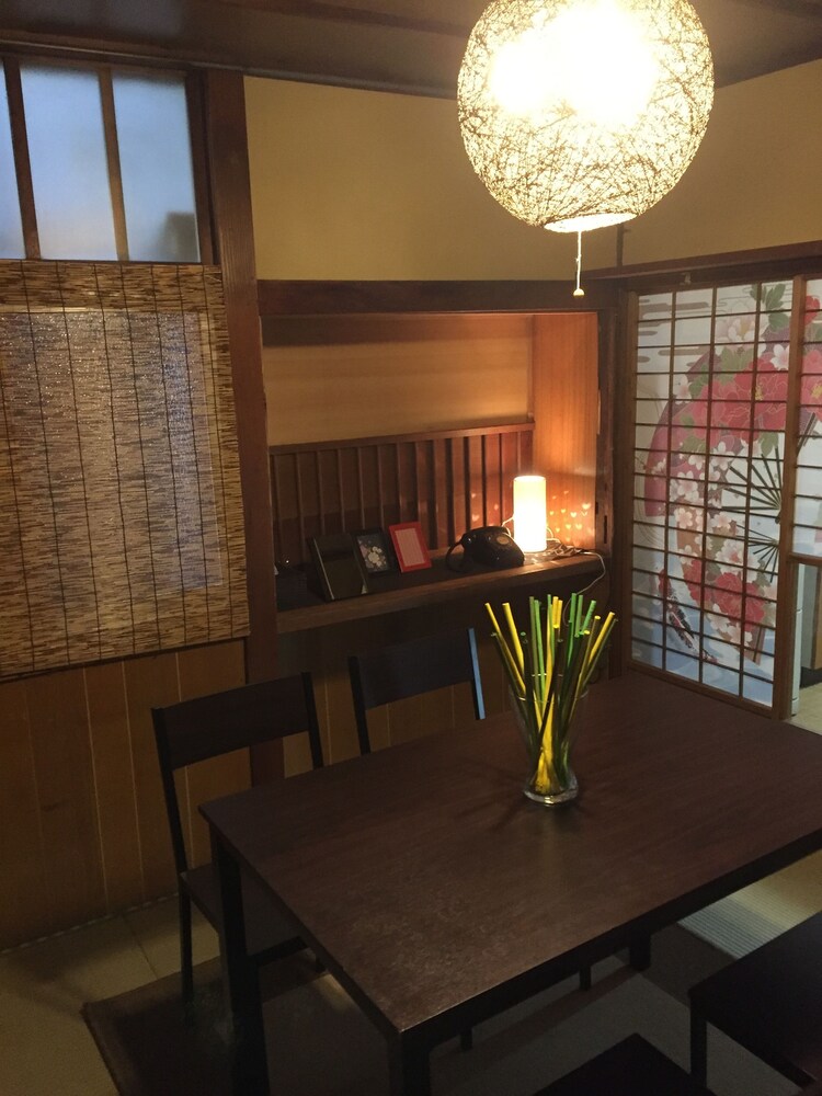 室内のダイニング (一棟貸し)