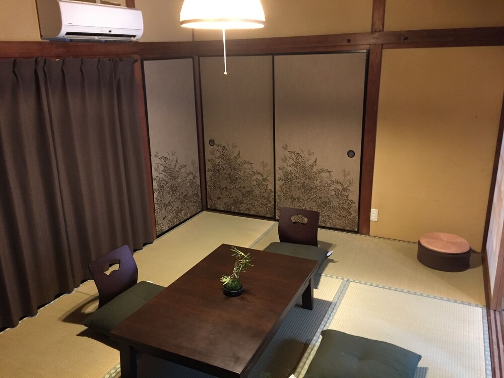 室内のダイニング (一棟貸し)