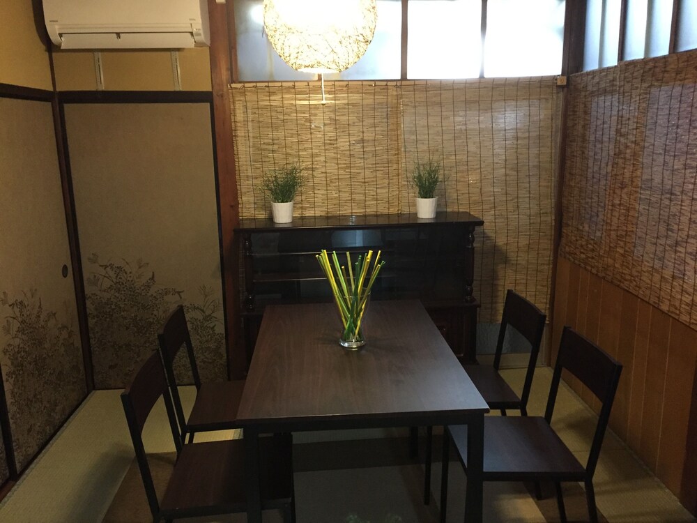 室内のダイニング (一棟貸し)