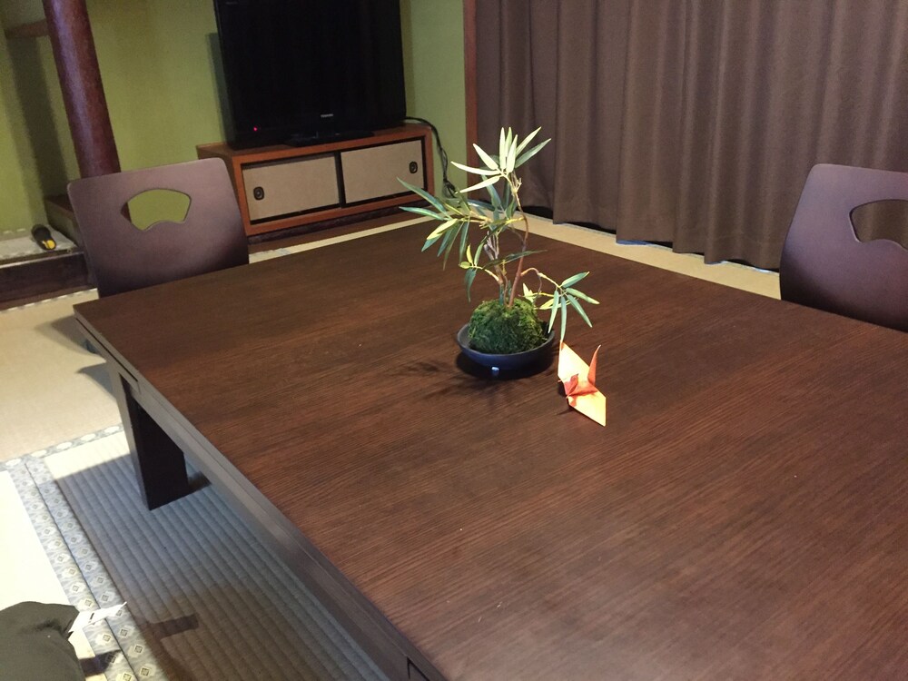室内のダイニング (一棟貸し)