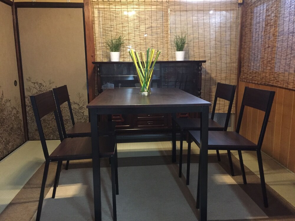 室内のダイニング (一棟貸し)
