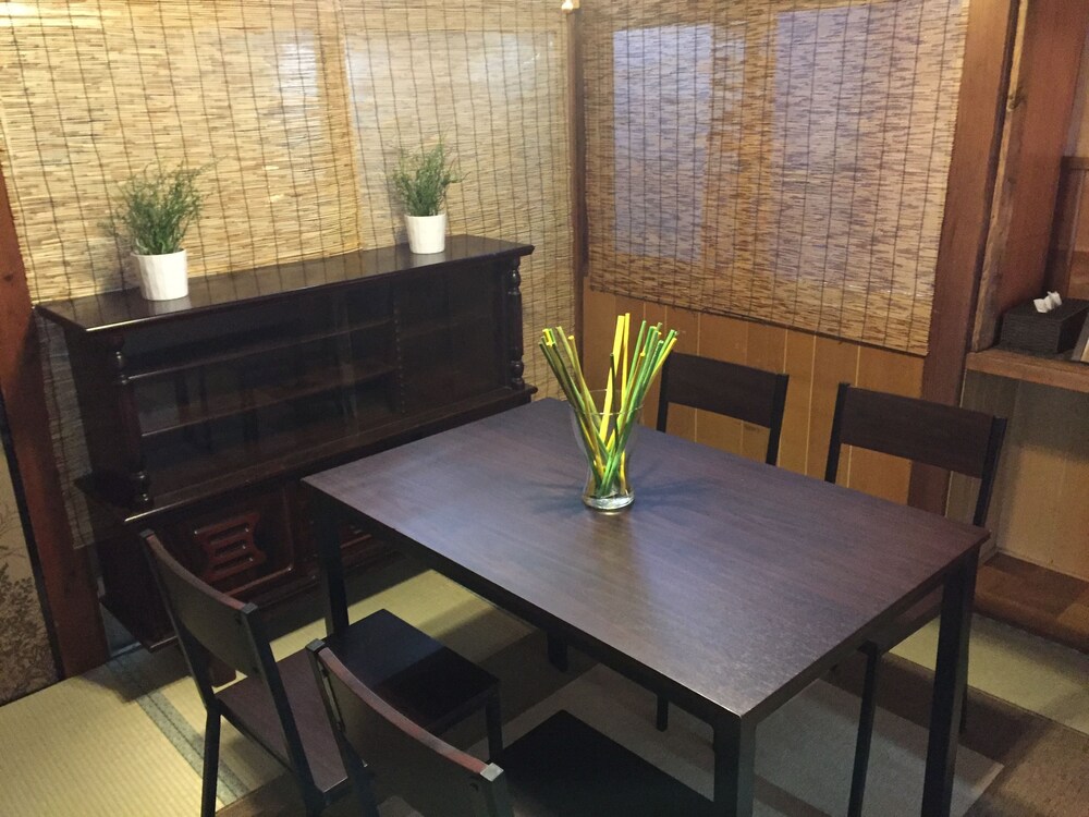 室内のダイニング (一棟貸し)