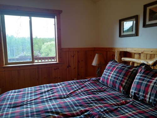 SUN ROAD CABIN - BEAUTIFUL PRIVATE SETTING, 6 MILES TO GLACIER PARK