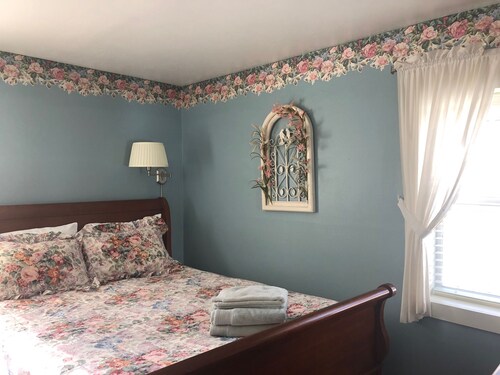 Charming Country Cottage - University of Puget Sound - Entire first floor