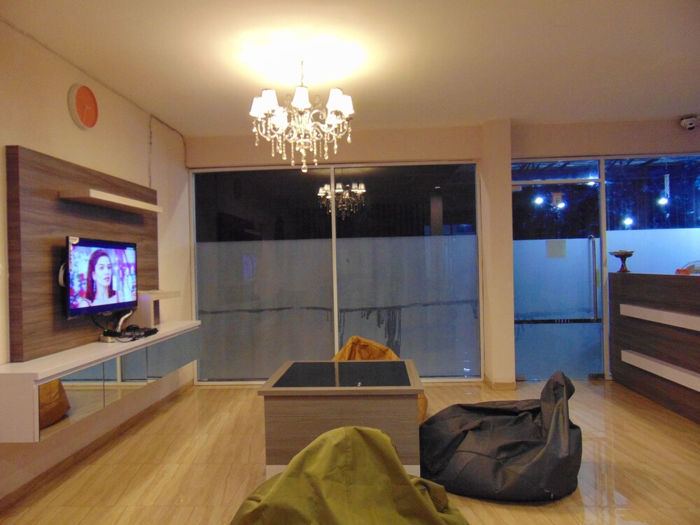Lobby lounge