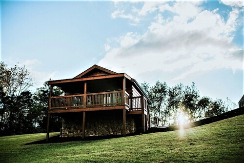 Hawksbill Retreat Cabin 8 Hot Tub Mountain View Beautiful 45 acres near Luray VA