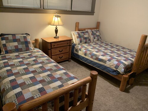 Logan Martin Condo with Pool, Beach, Lakeside Walking Paths and Docks