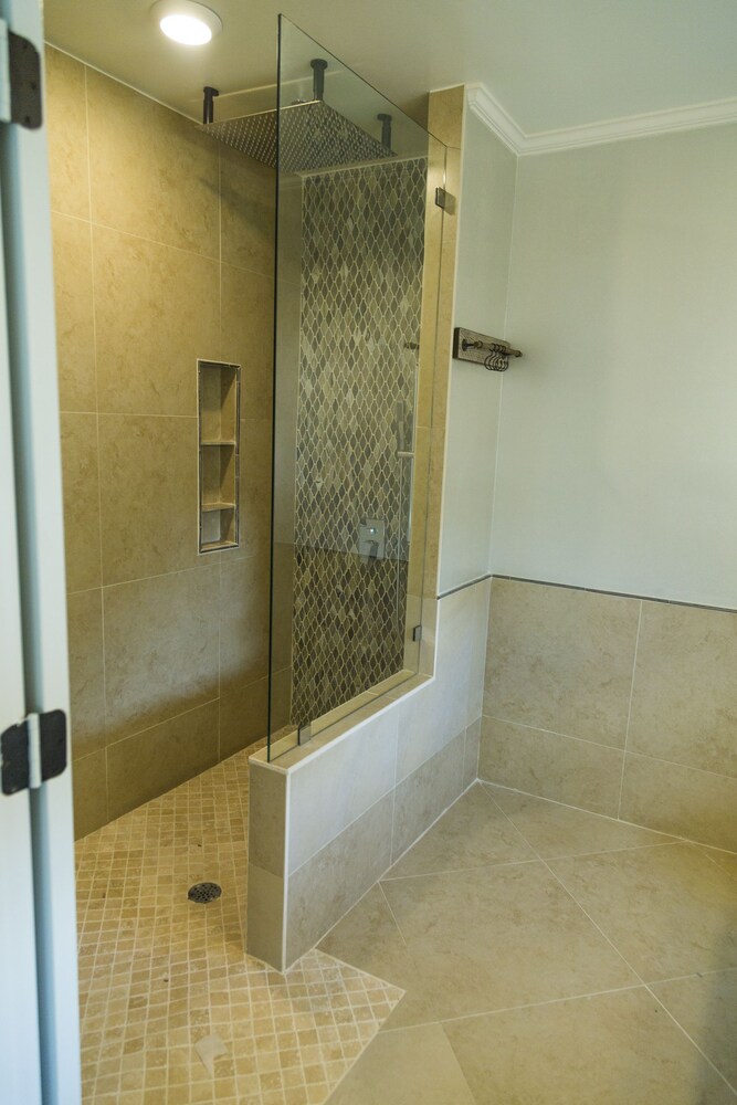 Bathroom shower, Houston Towers Inn Downtown Museum District Med. Ctr NRG - Adults Only