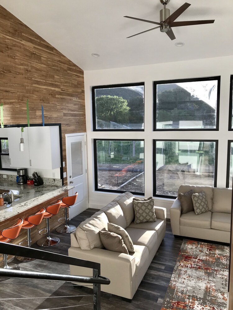Luxury House, 2 Bedrooms, Mountain View - Living Room