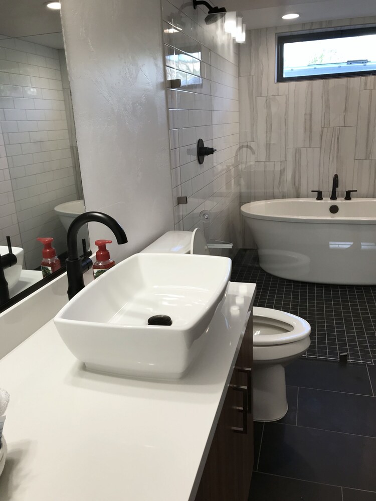 Luxury House, 2 Bedrooms, Mountain View - Bathroom