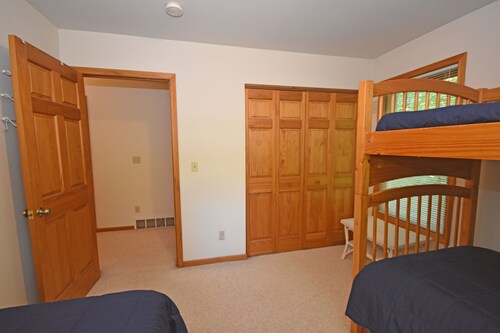 Clean, Comfortable 2b/1b Apartment Nestled in the Woods near Glen Arbor