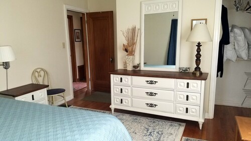 Pleasant Ridge - 8 miles from downtown Cincinnati in a walking neighborhood