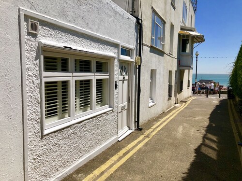 Modern Cottage 2 Minutes Walk From Beach, 1 min restaurants, cafe, fish 'n' chip