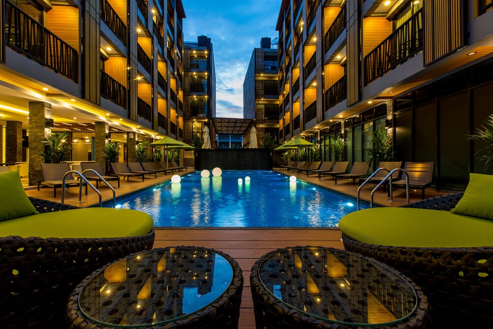 Poolside Bar