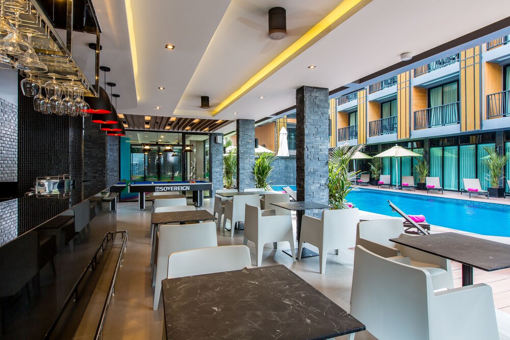 Poolside Bar