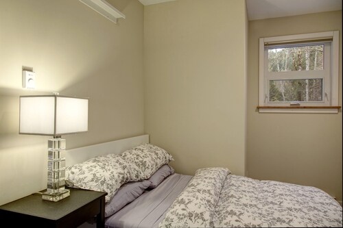 Modern Guesthouse on Galloping Goose close to Sooke Potholes