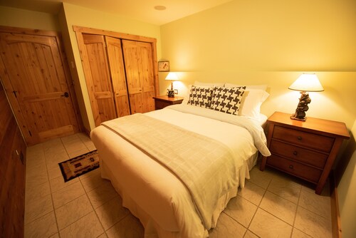 True Ski-in/Ski-Out Luxury Chalet at KHMr - 3 BR,3 Ba, Hot Tub, Heated Flrs