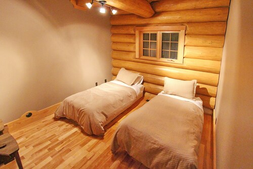 True Ski-in/Ski-Out Luxury Timberframe Chalet at KHMR - 4 BR,3 Ba, Hot Tub