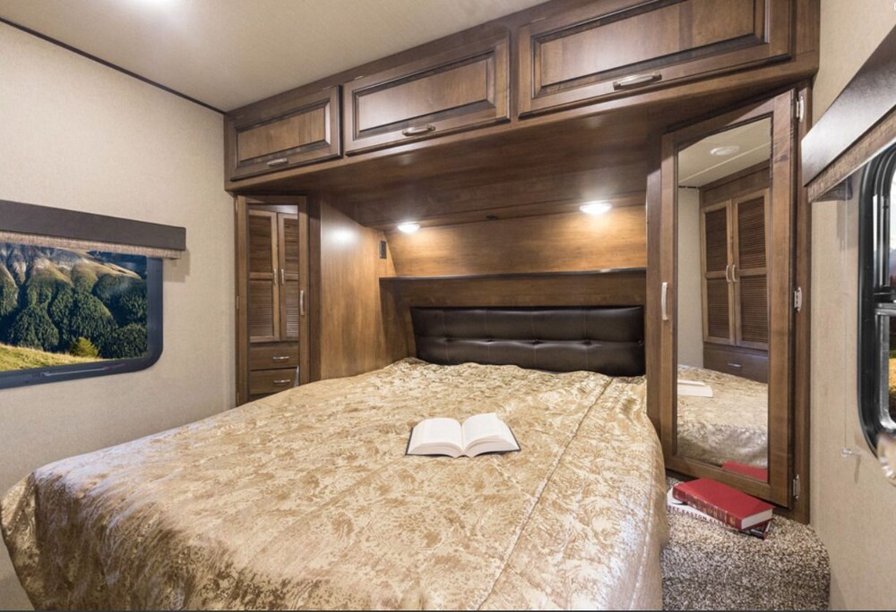 Grand Mobile Home, 1 Queen Bed, Mountain View - Room