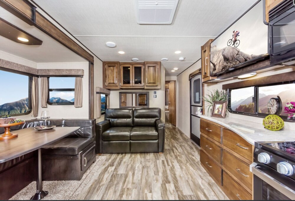 Grand Mobile Home, 1 Queen Bed, Mountain View - Living Area