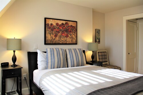 ** Special! **Sunny** Penthouse Duplex!! L@@K 3 bed, 2 bath, 1.5 miles Center