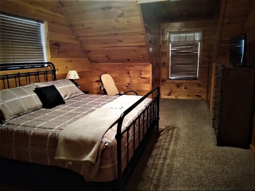 Family Friendly, No Steep Roads, Mountain View, Large Yard, Wi-Fi