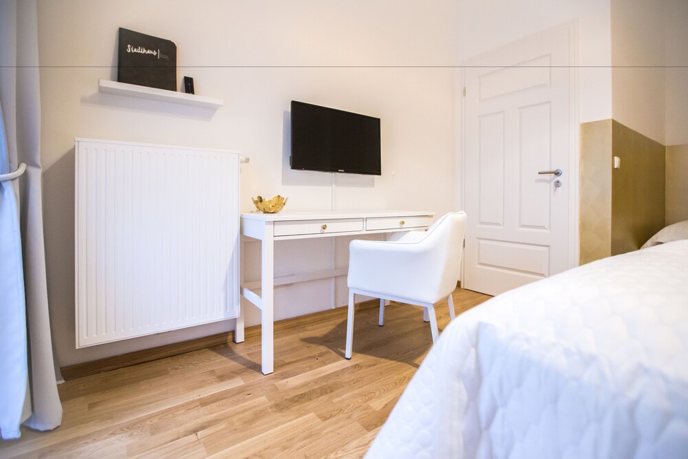 Zimmerausstattung (Dreibettzimmer, Gemeinschaftsbad)