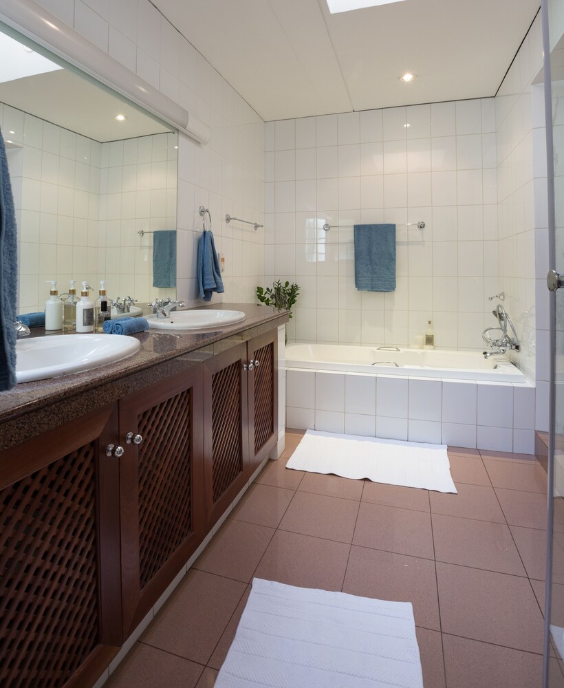 Deep Soaking Bathtub