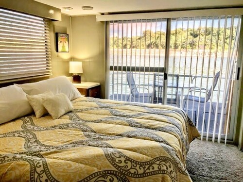 Magnificent 70' Houseboat with Roof Top Party Deck Walking Distance to DT Knox