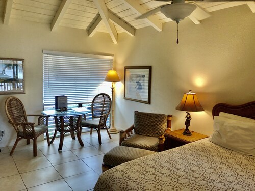 Charming, Top Floor, 1-bdr, W/ Reserved Parking , AIR Condition, Wifi,pool, etc