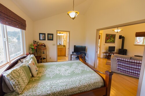 Romantic Rainforest Retreat near Hawaii Volcanoes National Park
