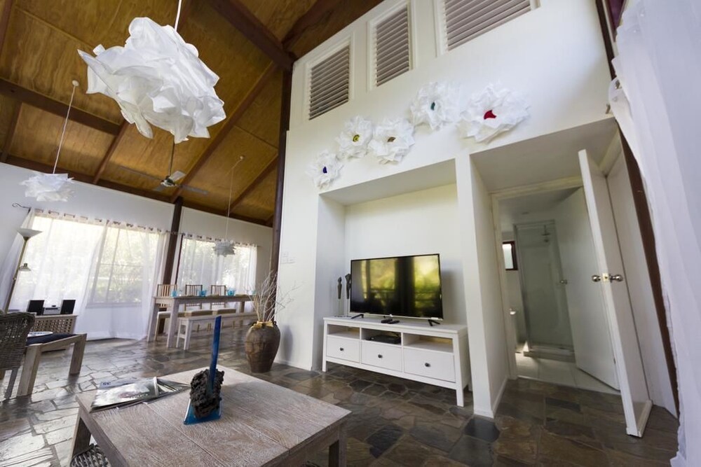 Luxury Private House - sleeps up to 5 people (Rate Based on Occupancy) - Featured Image