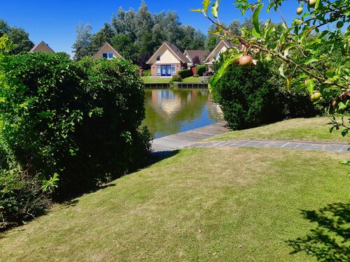 5 pers. luxe vrijstaande vakantiehuis aan water met boot