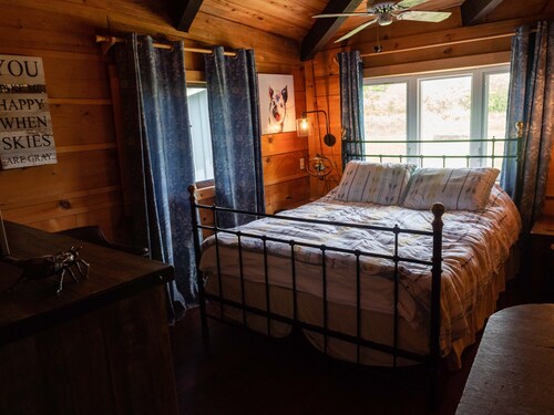 Cozy cabin with great views and fire place!