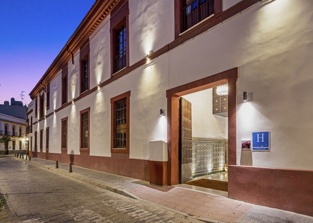 Fachada del hotel de noche