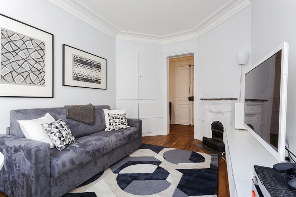 Apartment, 2 Bedrooms - Living Room