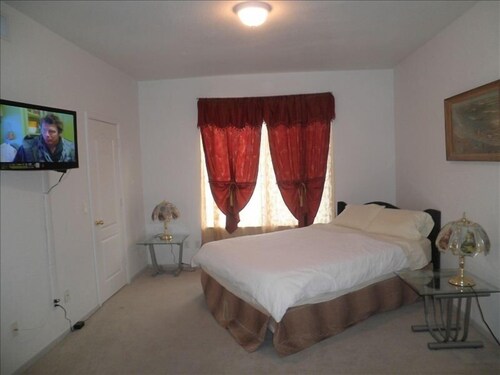 Gorgeous Clean 4 Bedroom Glendale Vacation Home + Wi-Fi