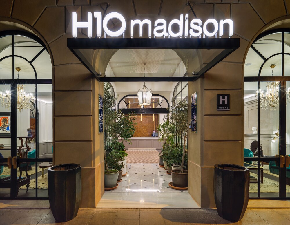 Fachada del hotel de noche