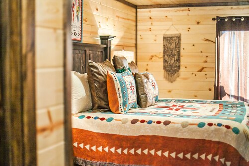 Sunrise Sanctuary: Amazing Mountain Sunrise View,Hot Tub,Hammock,Fireplace