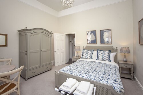 1st floor Georgian apartment for 4, perfect for enjoying vibrant city living.