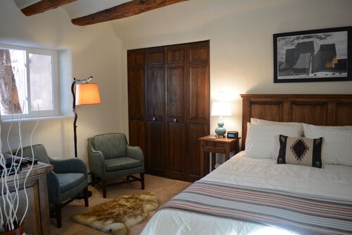 La Casita Upscale Southwest Charm Walk to Plaza