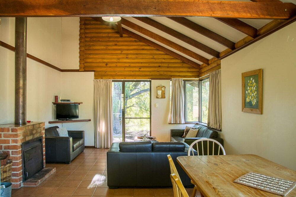 Cottage, 2 Bedrooms, Accessible, Fireplace, Wiry Wattle A - Living Area