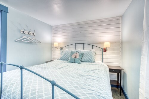 Conveniet dog-friendly beach cottage just a block to the beach and close to town