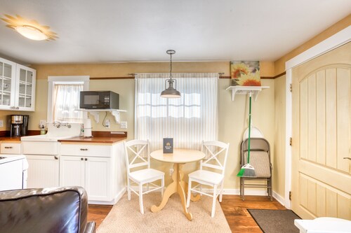Peaceful and inviting dog-friendly cottage close to beach & town!